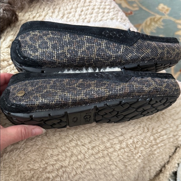 NWOT UGG Black and Cream Women's Slippers - so cozy!! wear @home or on the go! - Picture 3 of 11